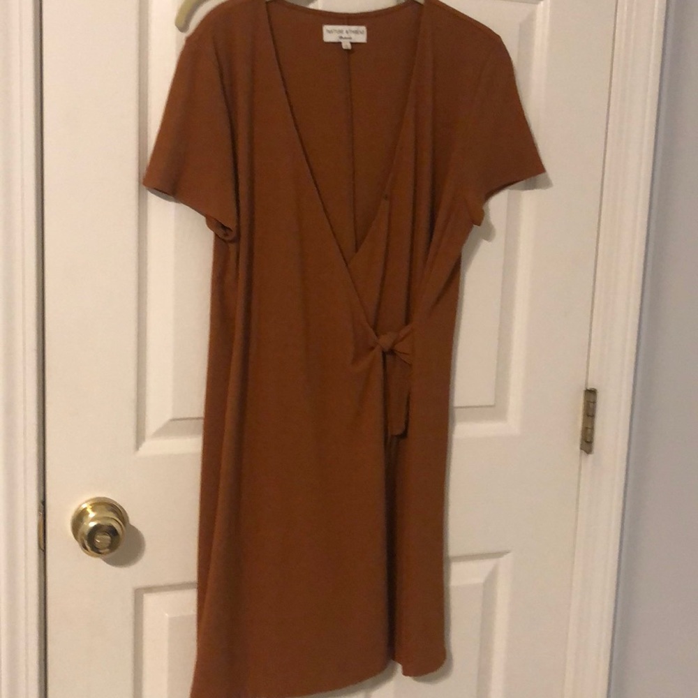 EUC Madewell orange short sleeve dress with slit and v-neck with button closure